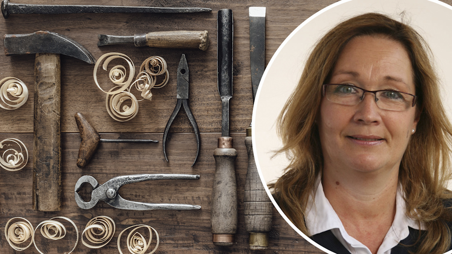 Eva Ekstedt Salzmann, undervisningsråd på Skolverket, bredvid en bild på gamla verktyg.