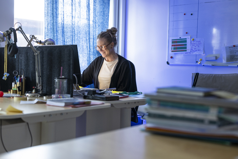 Specialpedagog Ida Simberg vid skrivbordet