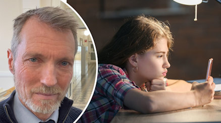 Janne Svärdhagen och en ung flicka som sitter och stirrar på sin skärm