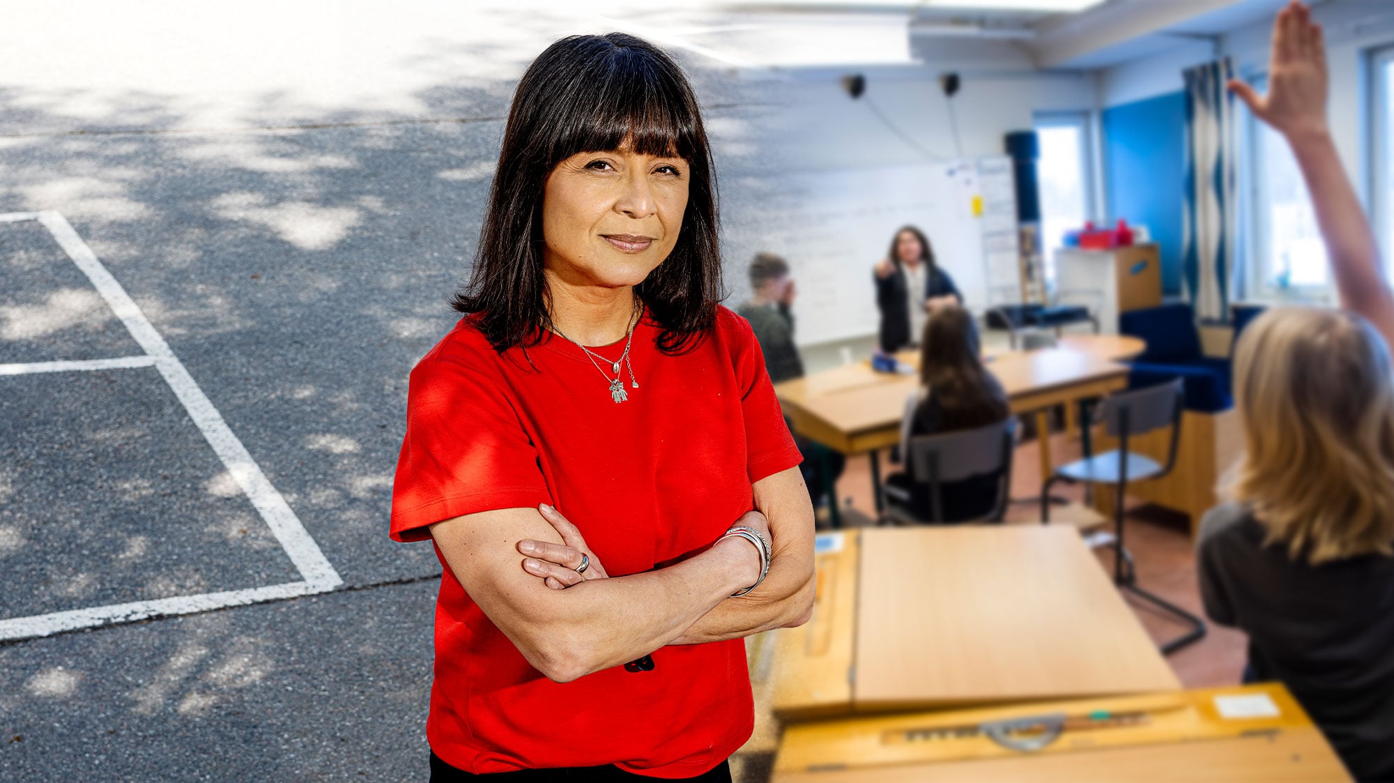 Ett porträtt av Josefina García Hultqvist på skolgården, i bakgrunden en intonad genrebild av en lektion
