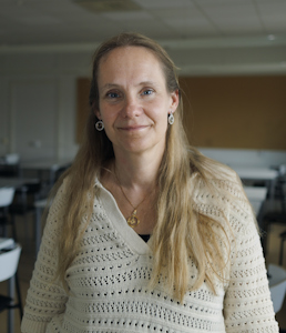 Bild på Karin Herlitz i klassrummet.