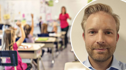 Ett klassrum med elever som räcker upp handen och en porträttbild av Josef Lindell