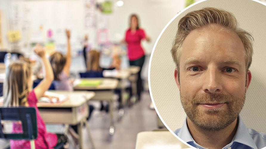 Ett klassrum med elever som räcker upp handen och en porträttbild av Josef Lindell
