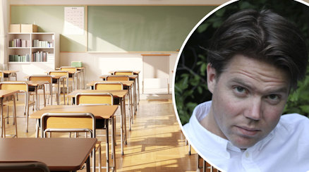Ett klassrum och ett porträtt av läraren Patrik Andersson
