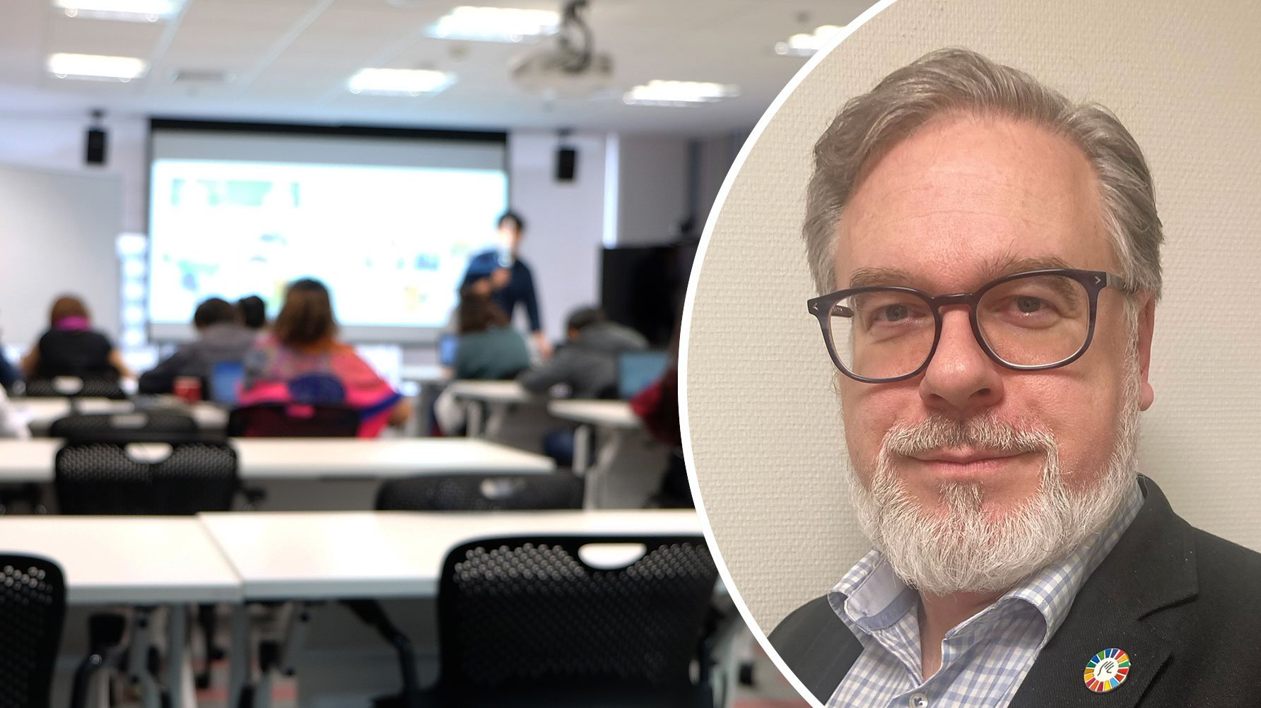 En genrebild av en lektion som pågår i en sal där dörren står på glänt och ett runt, infällt porträtt av Magnus Klavins till höger i bild