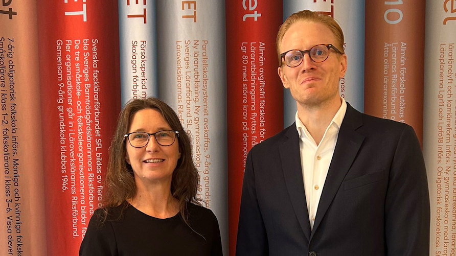 En bild av Malin Tufvesson och Robin Andersson-Malmros, mot en bakgrund av bokryggar