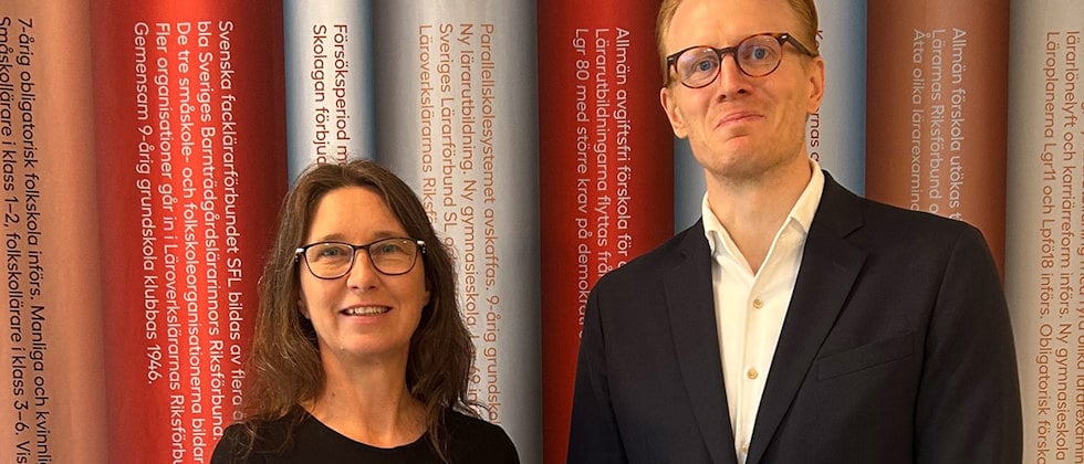 En bild av Malin Tufvesson och Robin Andersson-Malmros, mot en bakgrund av bokryggar