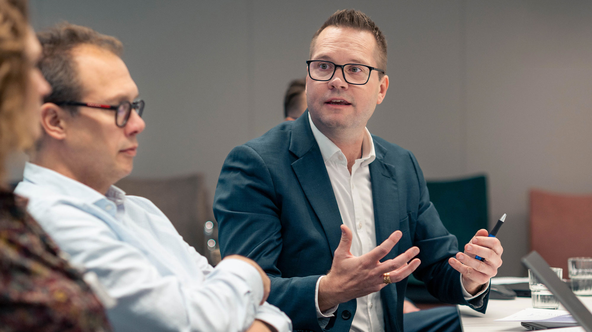 En bild av Joakim Malmstr&#xF6;m, till v&#xE4;nster skymtar forskaren Jonas Vlachos