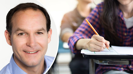 Marcello Marrone och elever som skriver prov för hand
