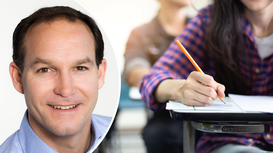 Marcello Marrone och elever som skriver prov för hand