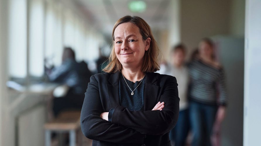 Matematik- och psykologiläraren Matilda Nylén fotograferad i korridoren på en skola i Stockholm.