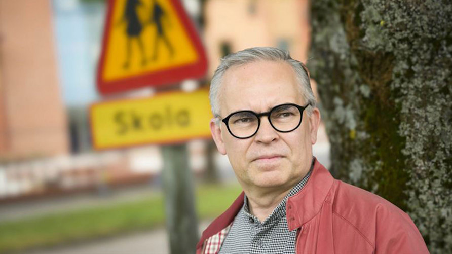Politiske redaktören Mattias Karlsson går hårt åt marknadsskolan i sin bok ”Jakten på skolan”.