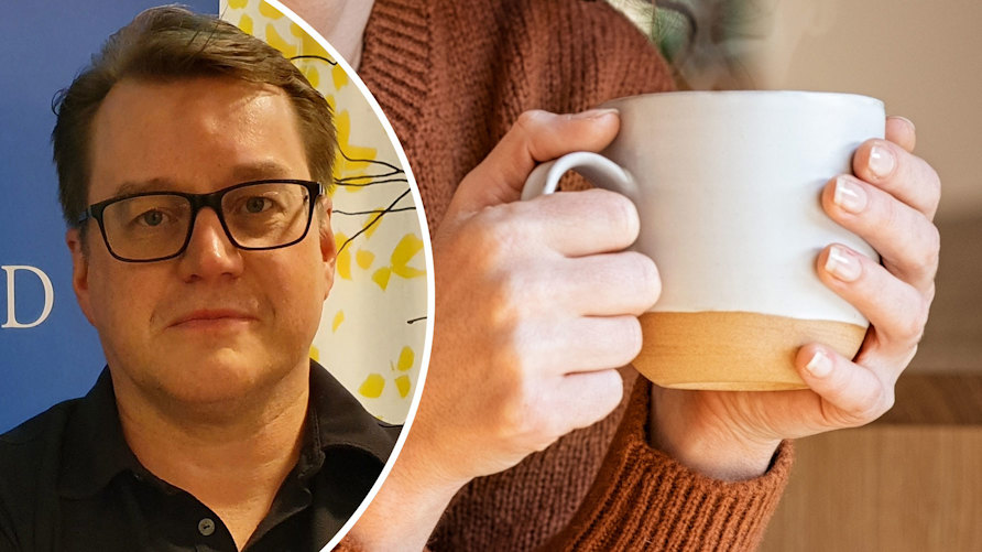 Ett porträtt av Mikael Kemi och en genrebild av två händer som håller en kaffemugg