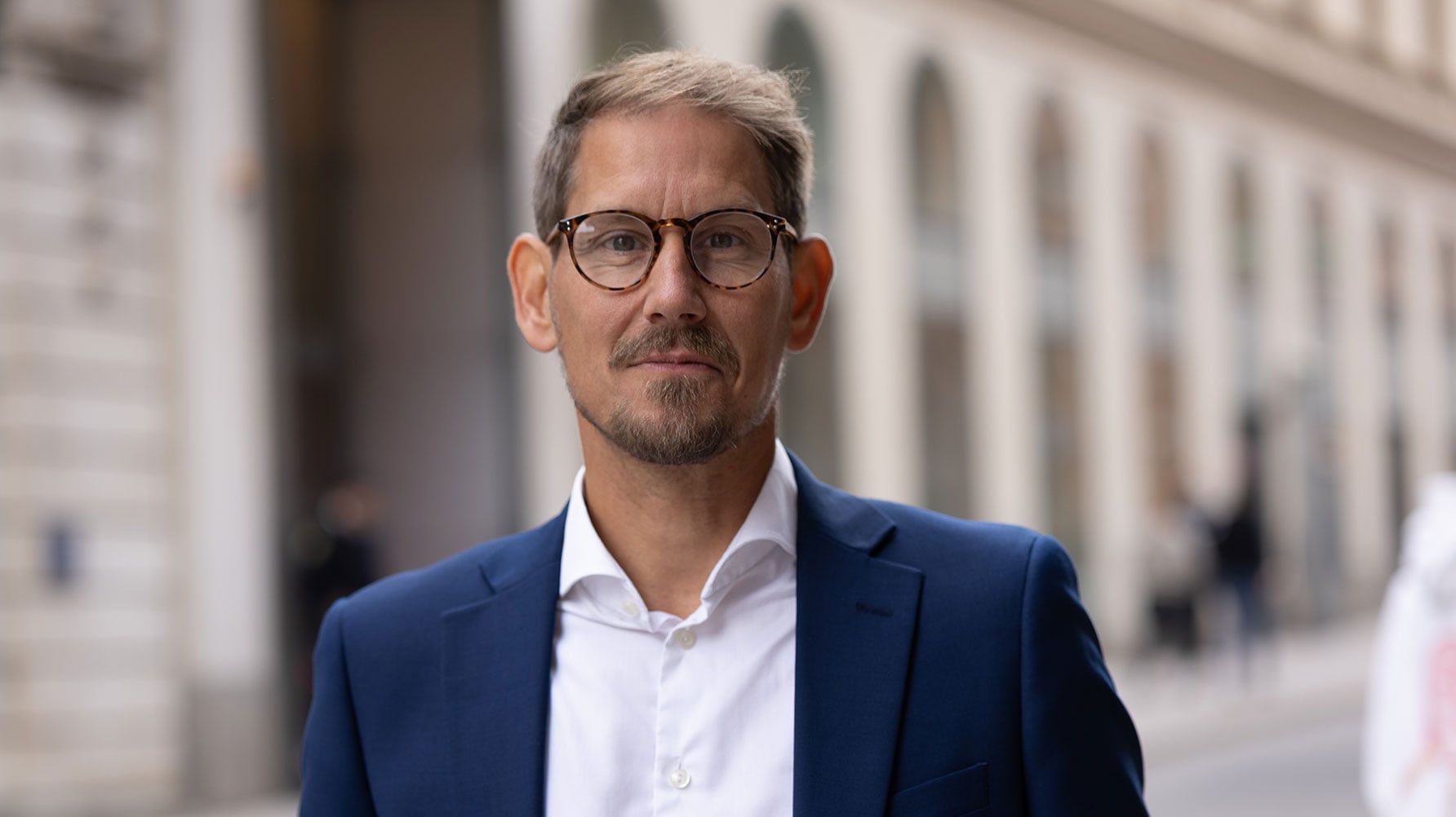 Ett porträtt av Niels Paarup-Petersen i gatumiljö