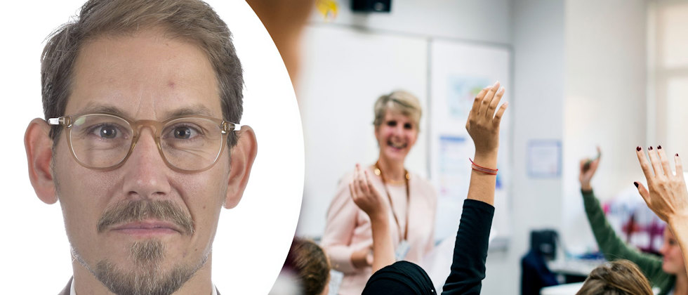 Centerpartiets skolpolitiske talesperson Niels Paarup-Petersen och en bild av en lärare som håller lektion framför ett fullt klassrum där eleverna som är fotogfaferade bakifrån räcker upp handen.