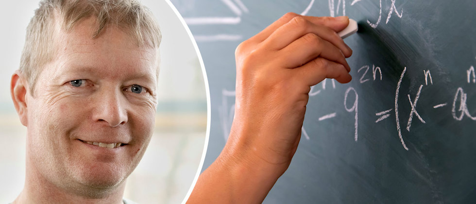 Ola Helenius och en hand som räknar ett tal på svarta tavlan