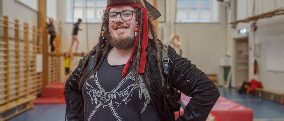 BIld på idrottsläraren Oscar Mikaelsson i piratkläder som blev Årets peppare på Idrottsgalan 2025.