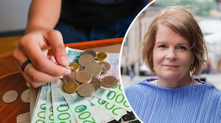 En genrebild av en hand som räknar svenska sedlar och mynt och ett porträtt av Pia Rizell
