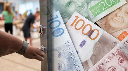 En bild av en hand som öppnar dörren till ett klassrum där lektion pågår och en bild på svenska sedlar