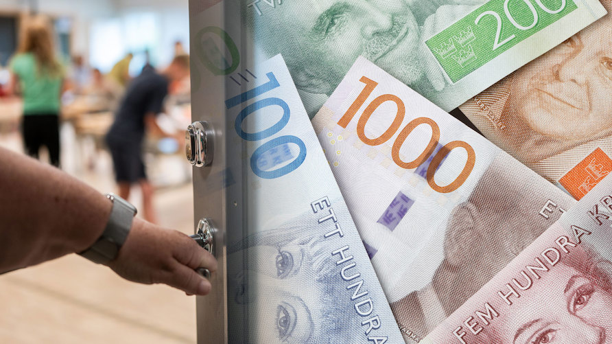 En bild av en hand som öppnar dörren till ett klassrum där lektion pågår och en bild på svenska sedlar