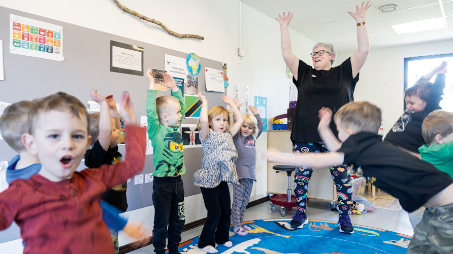 Förskolläraren Petra Körner sjunger och gör rörelser med barnen under sångsamlingen på Klöverstugans förskola i Svedala.