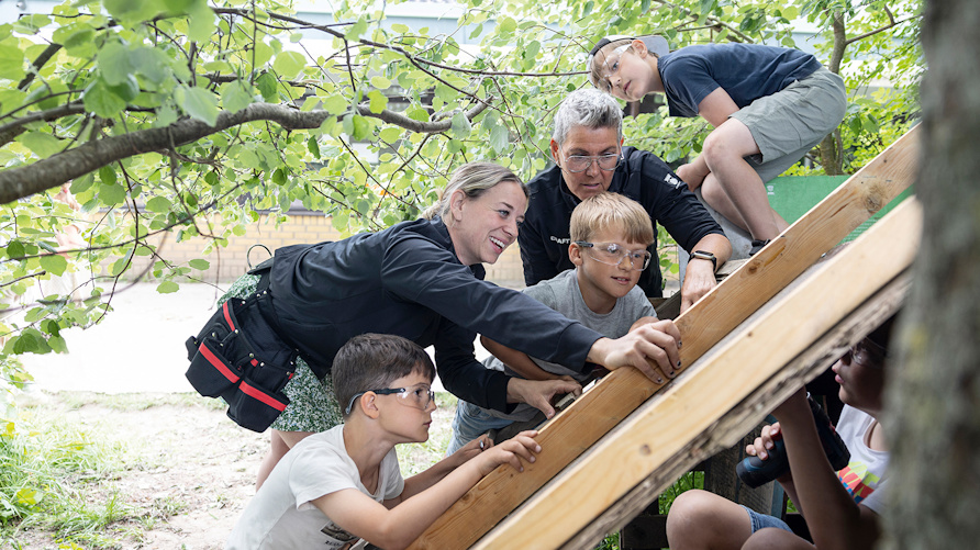 Fritidshemslärarna Cornelia Mathiasson och Pia Rothoff hjälper fyra elever med deras kojbygge.