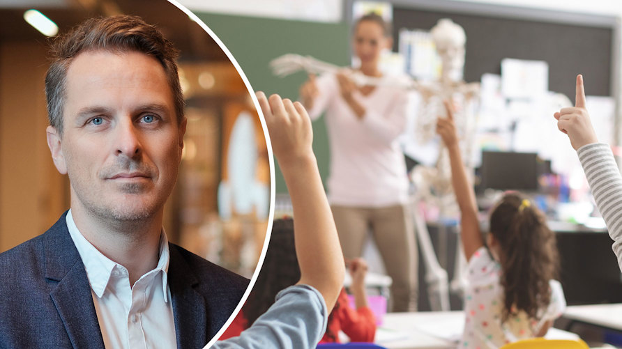 Ett porträtt av en allvarlig Pontus Bäckström och en genrebild av en lärare som undervisar en klass, flera elever räcker upp handen