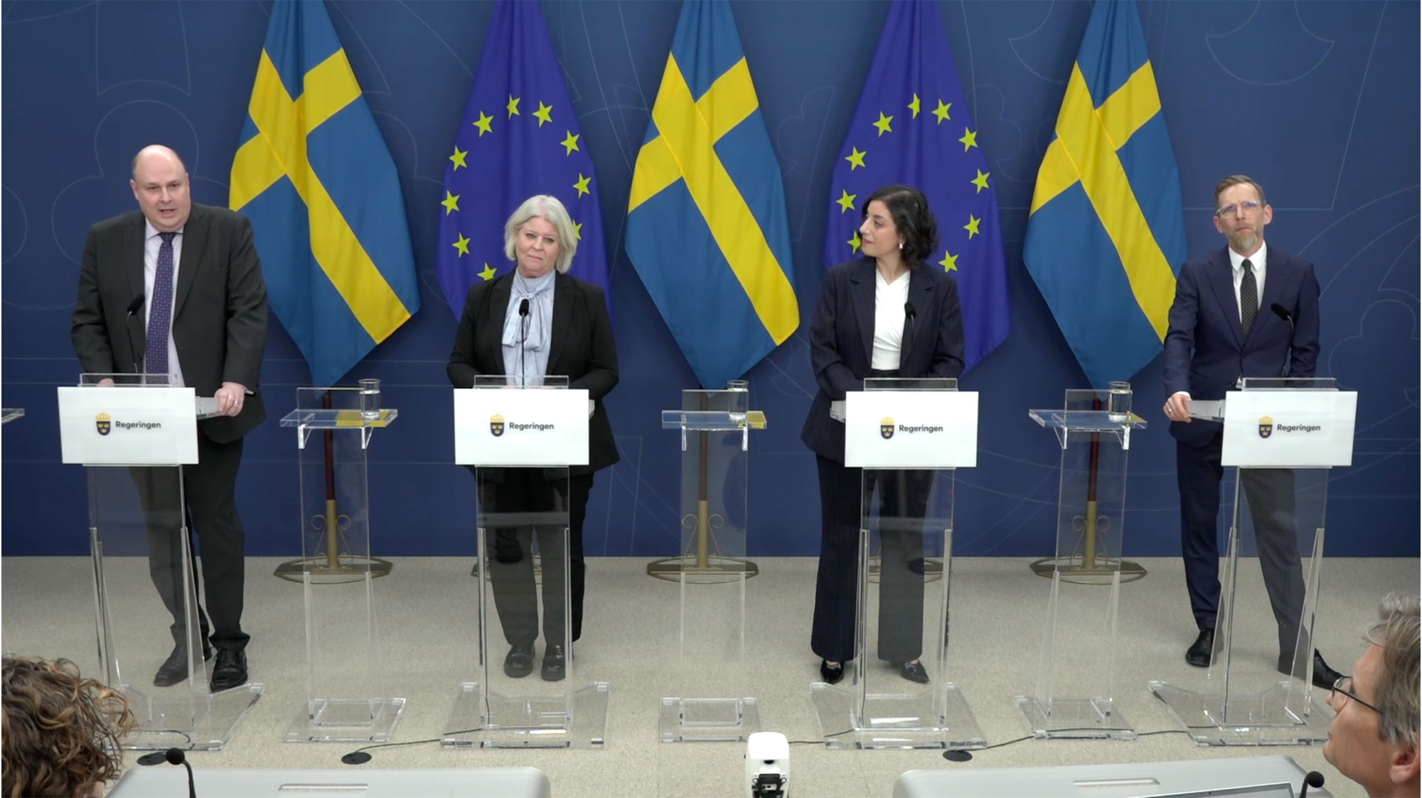 En bild från presskonferensen om stöd och mobilförbud