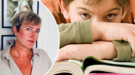 Läraren Rebecca Stolper och ett barn som tittar över en uppslagen bok.