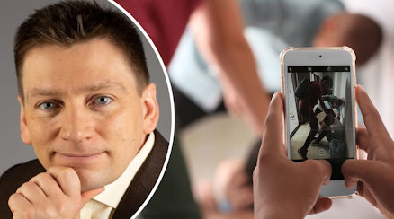 Läraren Rickard Öhman och en bakgrundsbild med elever som bråkar