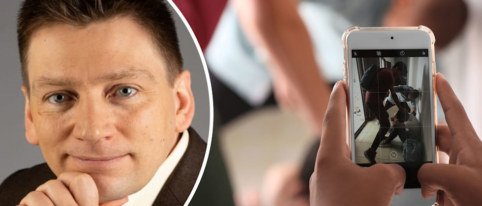 Läraren Rickard Öhman och en bakgrundsbild med elever som bråkar