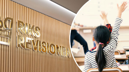 En bild på Riksrevisionens logotyp mot en vägg och en genrebild på en elev som räcker upp handen