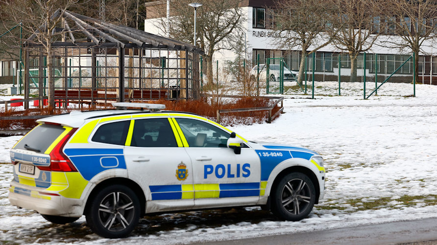 Den kvinnliga läraren fördes till sjukhus med ambulanshelikopter.