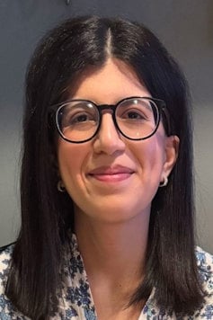 Ett porträtt av Setayesh Kormi Nouri som har glasögon och ler vänligt