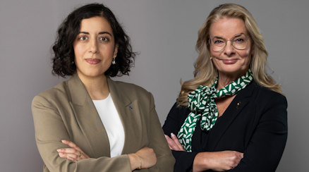En bild av Simona Mohamsson och Lotta Edholm, båda med armarna i kors över bröstet