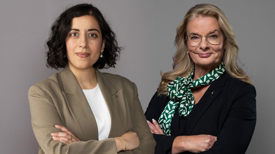 En bild av Simona Mohamsson och Lotta Edholm, båda med armarna i kors över bröstet