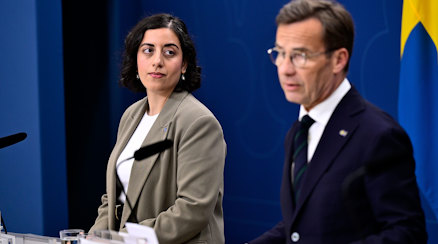 Statsminister Ulf Kristersson (M) och Simona Mohamsson (L) när nyutnämnda statsråd i regeringen presenteras, under en pressträff på Rosenbad