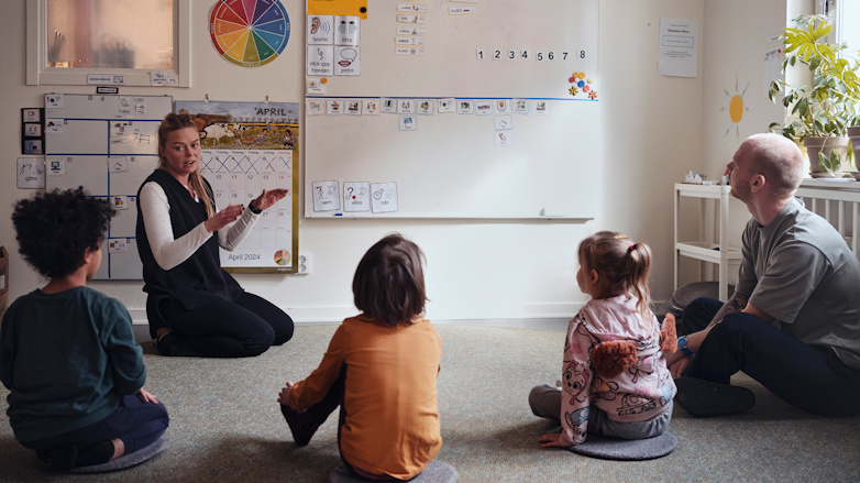 Förskolläraren Maja Eriksson och logopeden Jim Gustafsson har samling med barnen på Språkförskolan Bamse.