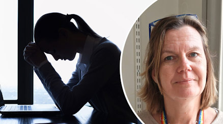 En genrebild av en kvinna som sitter i profil med huvudet böjt över datorn och ett porträtt av Anna Maria Nord