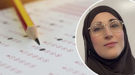 En hand som fattar en blyertspenna på ett svarsprotokoll och Rukiye Colek