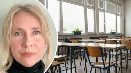 En närbild på Therese Rosengren som tittar in i kameran och ett tomt klassrum