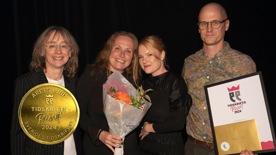 Tidningen Förskolans redaktör Sara Djurberg, förskollärarna Eva Lindström och Ellinor Lange och poddens producent Elias Krantz jublar över att tillsammans ha kammat hem Tidskriftspriset.