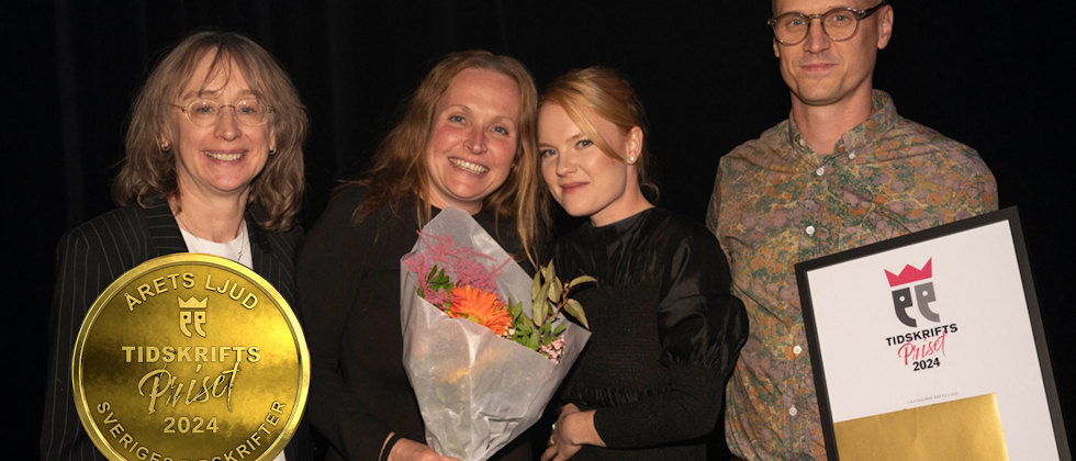 Tidningen Förskolans redaktör Sara Djurberg, förskollärarna Eva Lindström och Ellinor Lange och poddens producent Elias Krantz jublar över att tillsammans ha kammat hem Tidskriftspriset.
