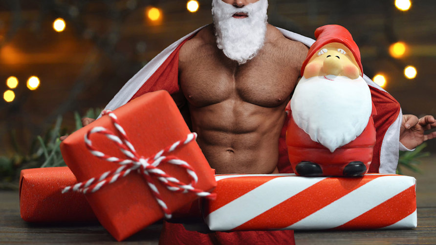 En barbröstad manlig tomte och juldekorationer