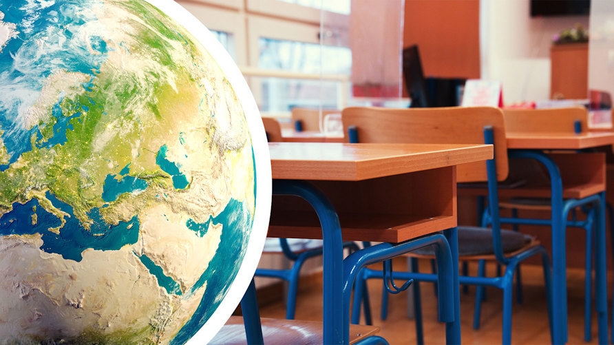 Jordglob och tomt klassrum