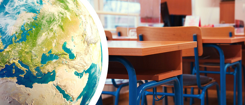 Jordglob och tomt klassrum