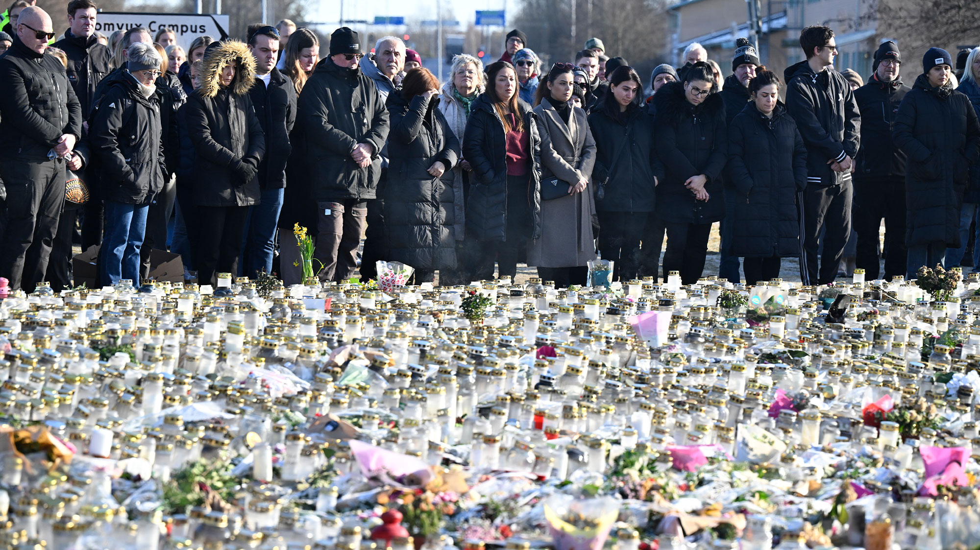 Utanför Risbergska skolan samlades människor för att hedra offren med en tyst minut.